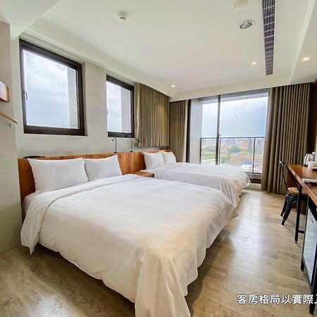 Central Land Hotel Taichung Bagian luar foto