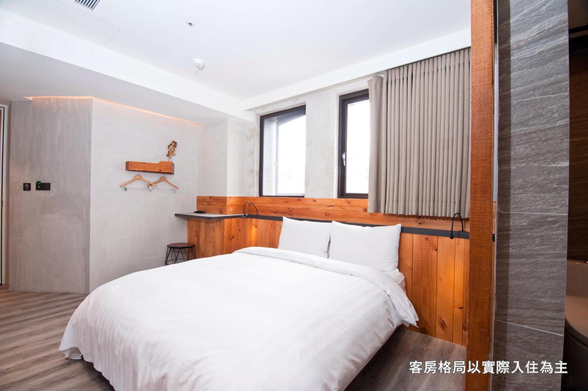 Central Land Hotel Taichung Bagian luar foto