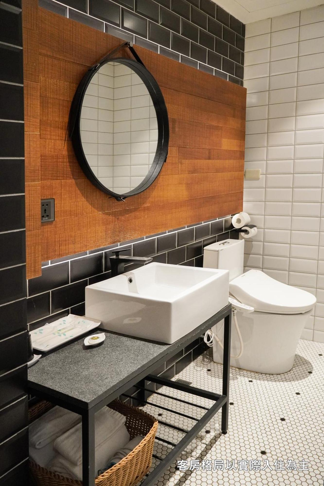 Central Land Hotel Taichung Bagian luar foto