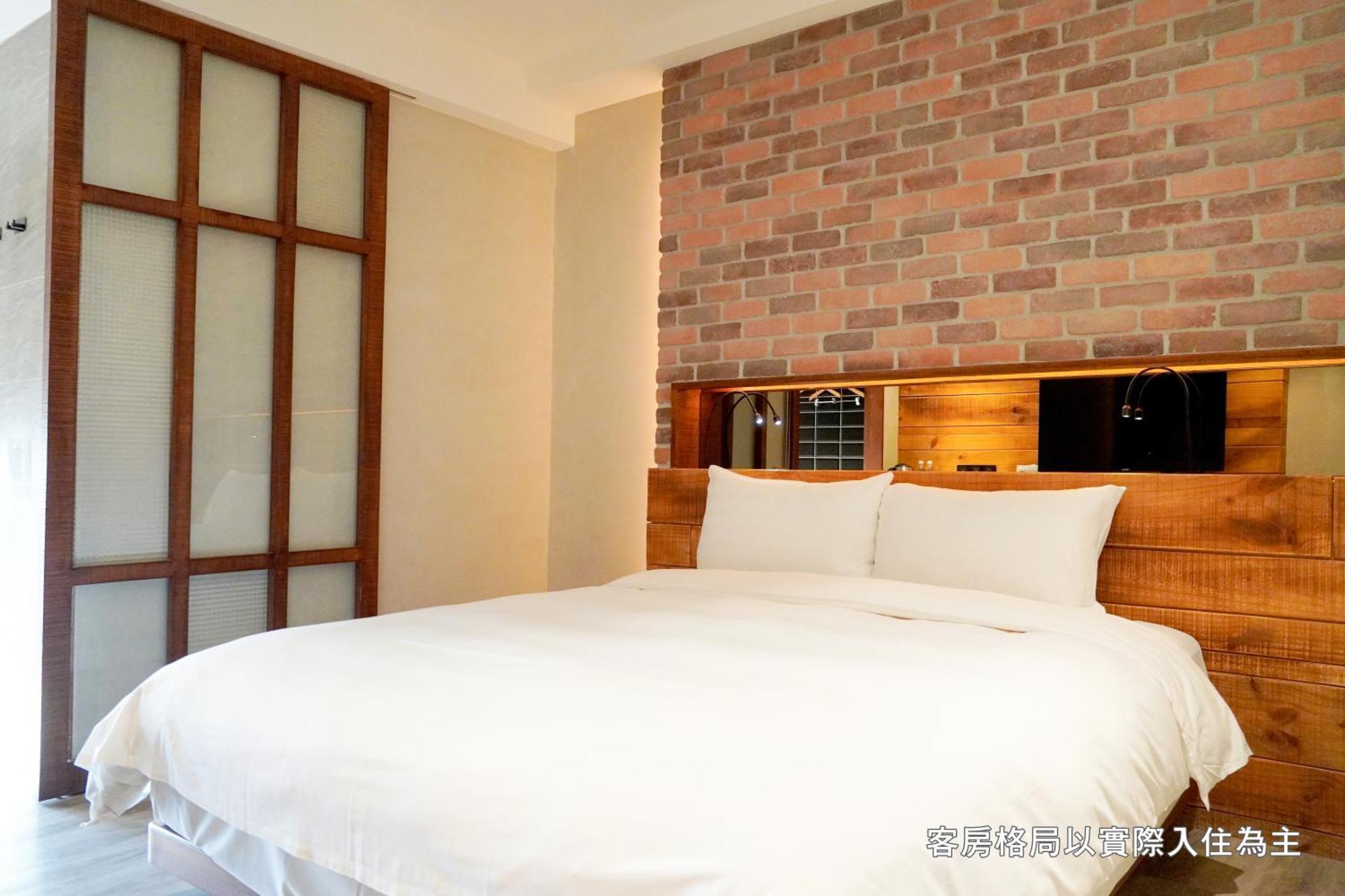 Central Land Hotel Taichung Bagian luar foto