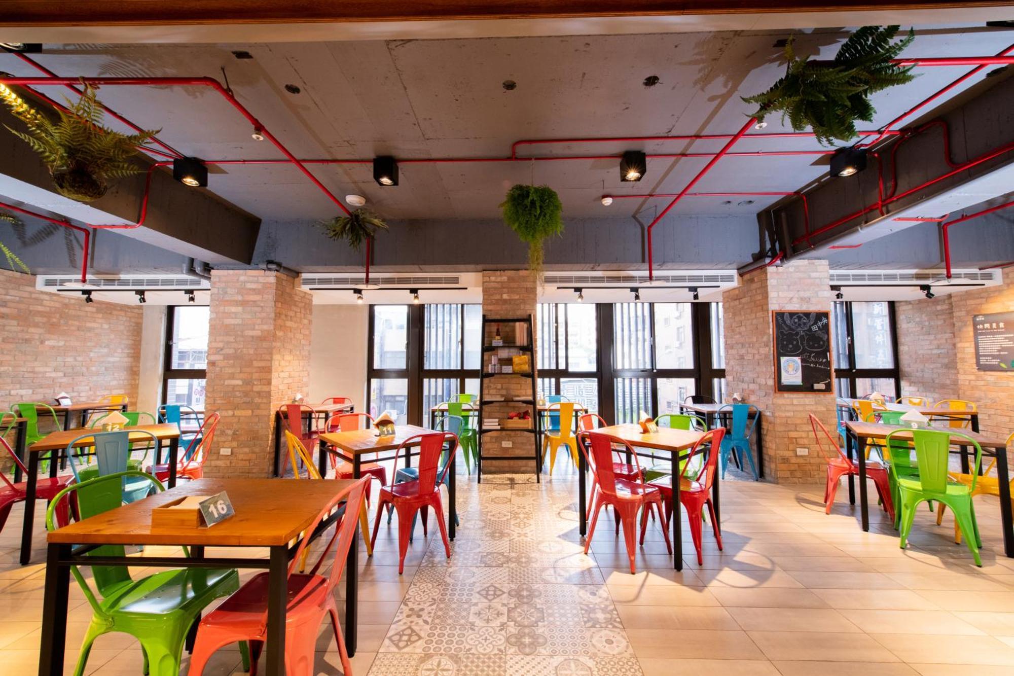 Central Land Hotel Taichung Bagian luar foto