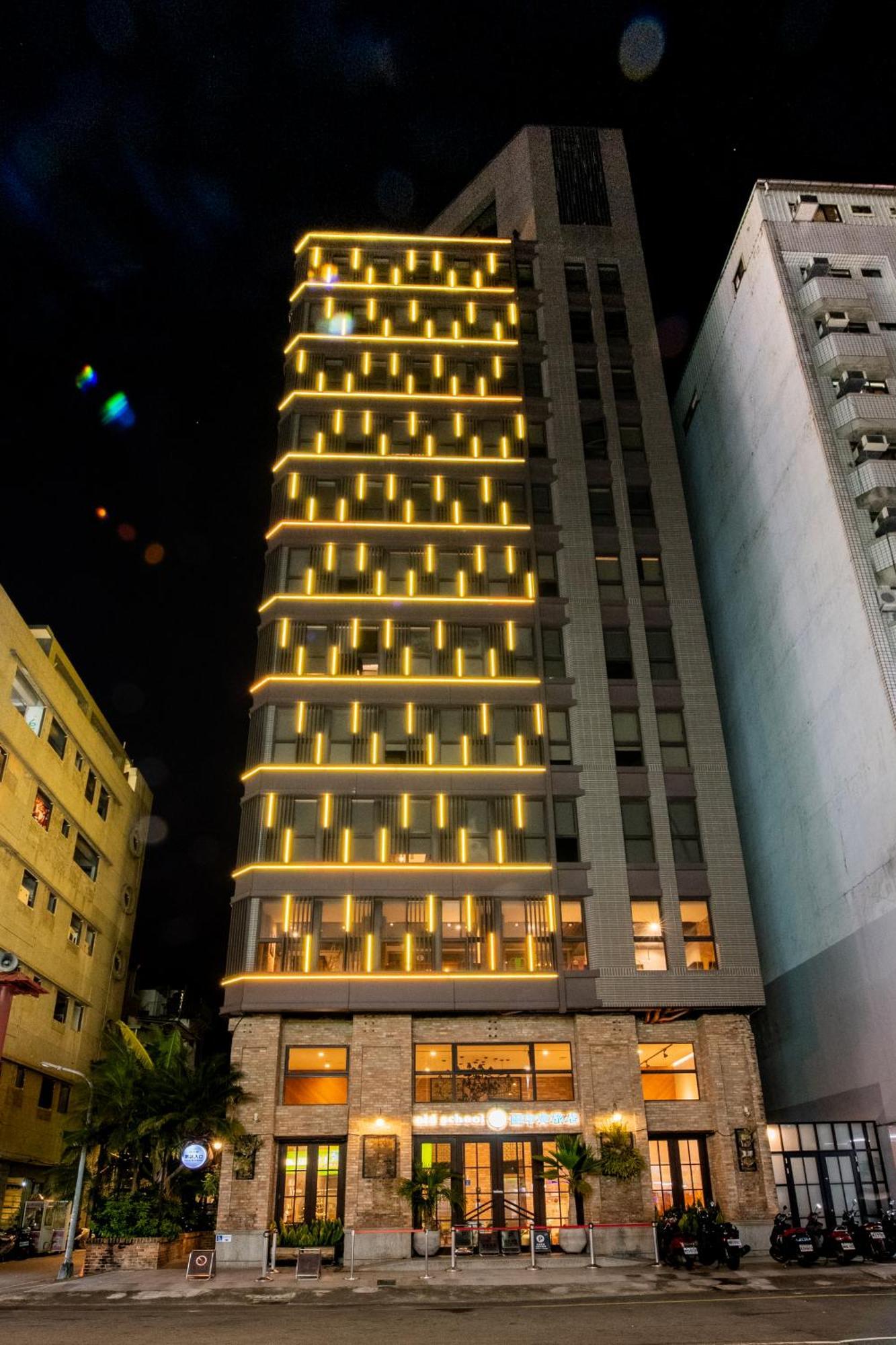 Central Land Hotel Taichung Bagian luar foto