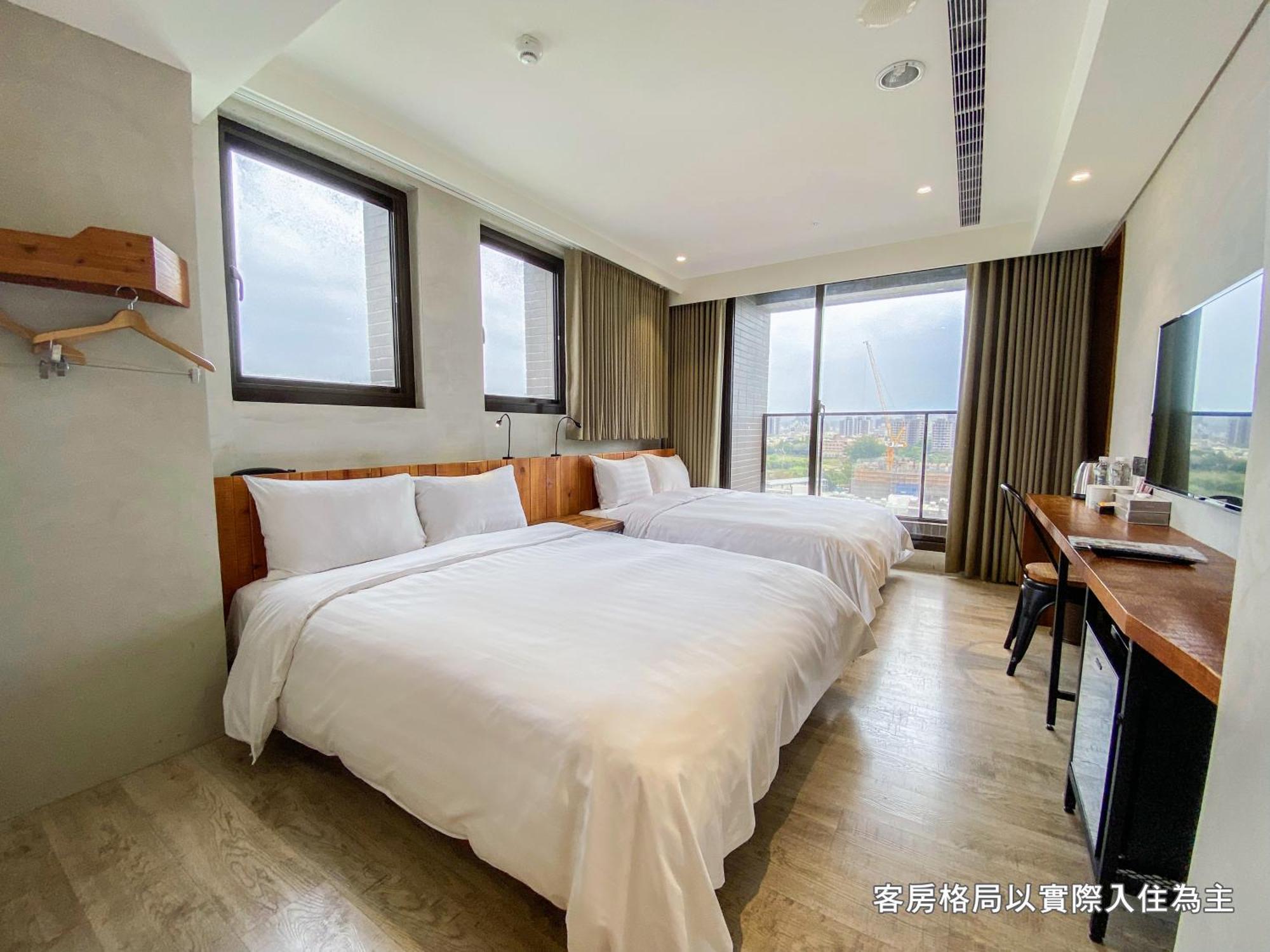Central Land Hotel Taichung Bagian luar foto