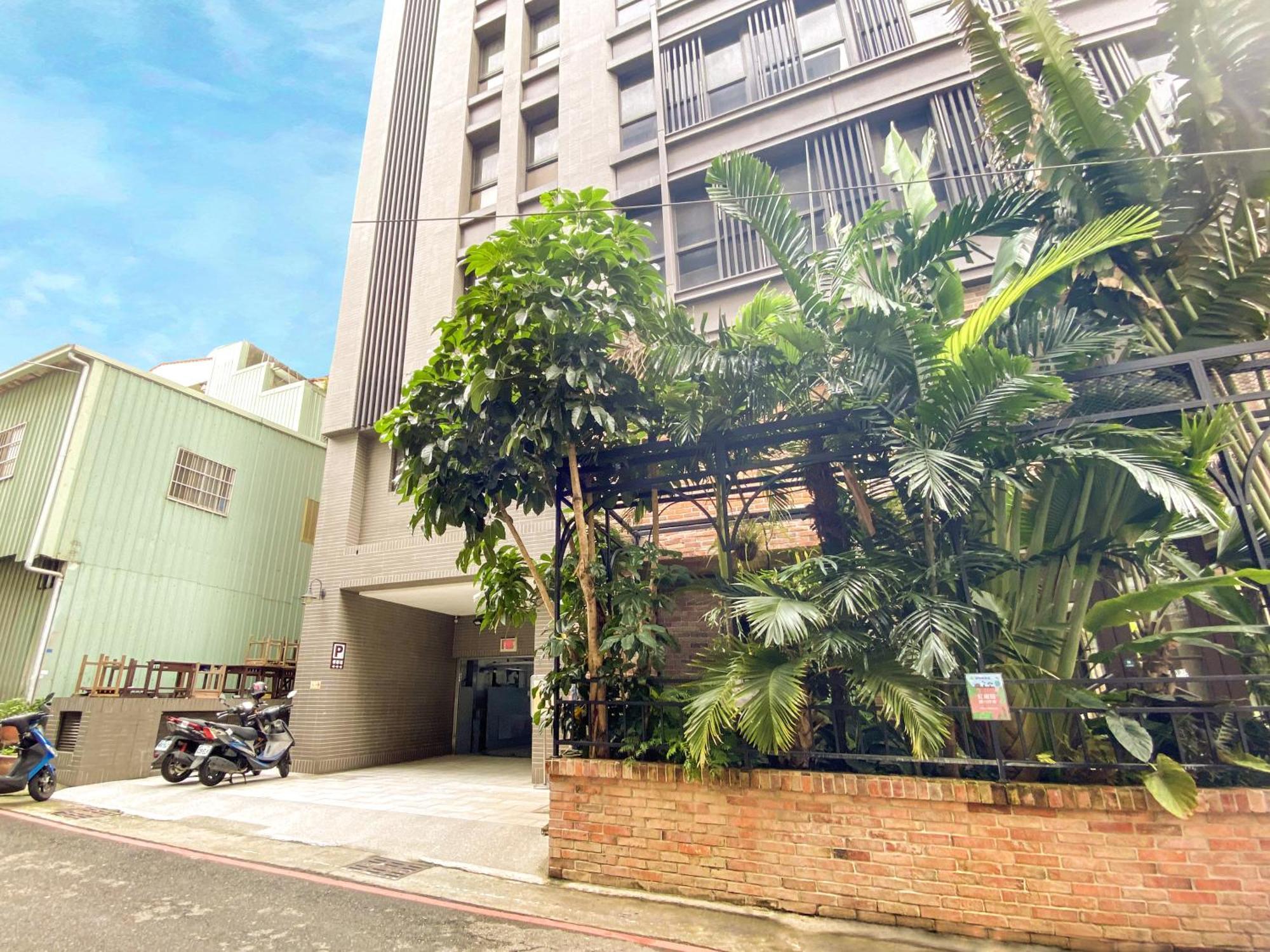 Central Land Hotel Taichung Bagian luar foto